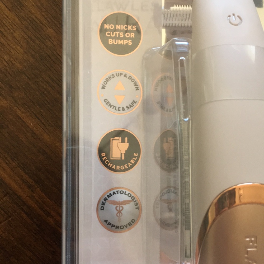 NEW Rechargeable Razor - Picture 3 of 5